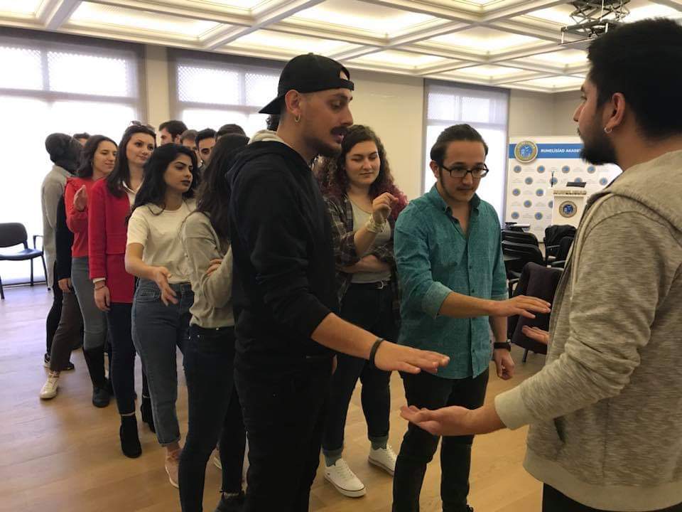 sevenegitim's tweet photo. 'Gençlerle Gelecek' projesi kapsamında gençler ile bir araya geldik. İnteraktif olarak yürüttüğümüz 'Bireysel Kaynak Yönetimi' eğitimimizi buz kırıcı oyunlarımızla verimli ve keyifli bir şekilde tamamladık. #sevenegitimdanismanlik #proged #rumelisiad #gençlerlegelecek https://t.co/h8ldD2Xjbz