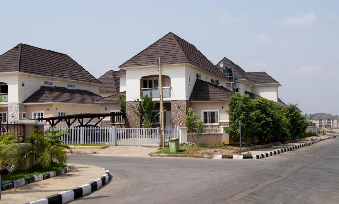housesforafrica's tweet photo. Hey guys! 

Our estate is not just a mere home. We are offering you modern luxury at River Park Estate with our awesome housing models, located along airport road, Lugbe West, FCT, Abuja. Better experienced than explained.

#realestate  #property #investment #forsale #dreamhome https://t.co/Vf7xtjtY2H