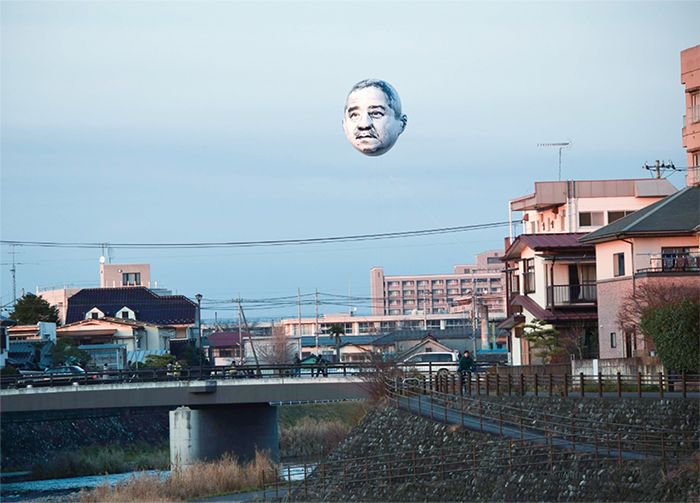 haconiwa_mag's tweet photo. 2020年、巨大な“誰かの顔”が東京の風景に浮かぶ「まさゆめ」とは？
現代アートチーム「目」にお話を伺いました。
とっても面白そうな企画の内容や、作品の発想の源について教えていただきました。2020年に浮かぶ顔の募集もはじまってます！
https://t.co/RCVhWksLQw
#インタビュー #アート https://t.co/yqXa0YTysI