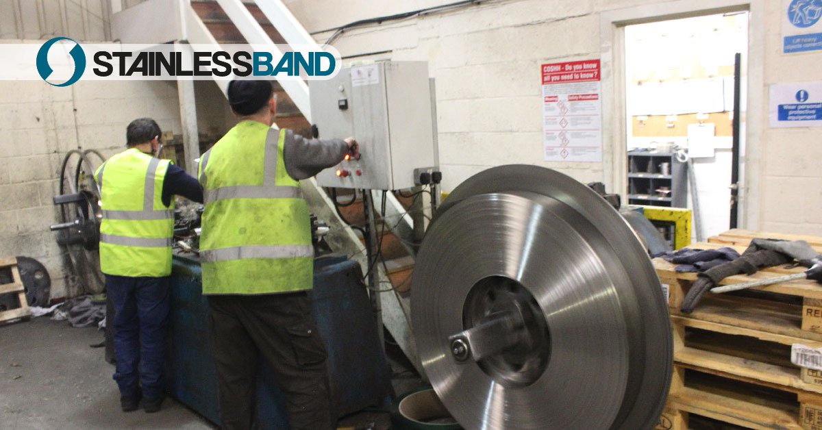 stainlessband_'s tweet image. A shot of our staff working hard getting products to the goods outward bay, see products and processing services we supply ow.ly/FdmH30o5nOH 

#goodsout #coil #narrowstrip #blanks #strapping #stainlessband
