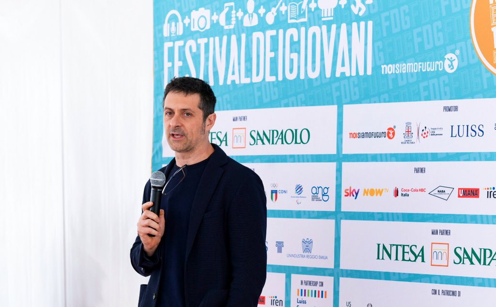 “Gli oggetti tecnologici hanno pervaso le nostre vite, tanto che il loro malfunzionamento può causare in noi ansia.  Più utilizziamo questi device, più diventeranno smart nel futuro”. Il Prof #Luiss <a href="/PaoloPev/">Paolo Peverini</a> al #FestivaldeiGiovani di #ReggioEmilia