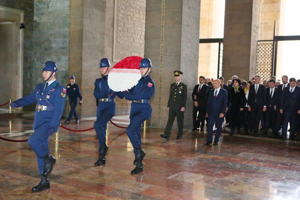 Canımız gibi koruduğumuz Cumhuriyetimiz'i gelecek nesillere taşımak için var gücüyle çalışan İzmir halkının selamını getirdik. Nisan yağmuruyla birlikte. Aziz hatıranız önünde saygıyla eğiliyoruz.