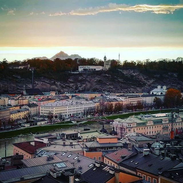 salzburg_info's tweet photo. The beauty of a city lies in its colors π don't you think? π π· by @mar_bel_80
#visitsalzburg #austria #salzburg #salisburgo #salzburgo #citylife #colors #citytravel #citytrip #travellife #earthgram #view #kapuzinerberg #igerssalzburg #sunrise #morni⦠https://t.co/KQQYgbx93n https://t.co/f1Bt9Ay65P