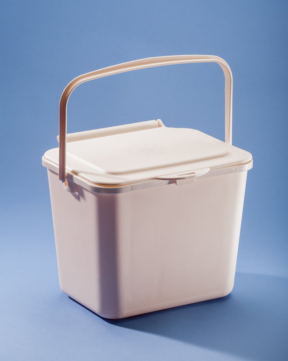 CoralproductsUK's tweet photo. Introducing our new classic caddy, this new food-waste product is available in recycled materials, and is suitable  for use within a kitchen or location with limited space. Contact sales@coralproducts.com for further information. #recycling #foodwaste #caddy #foxproof #plastic https://t.co/GXyLnyxsFc