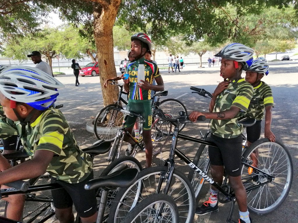 book_ibhoni's tweet photo. Water break at Maponya Mall, Soweto with the BOOK IBHONI youth.
#CyclingTownships #Soweto #Youth #FutureCyclists https://t.co/TUSsxLWkT3