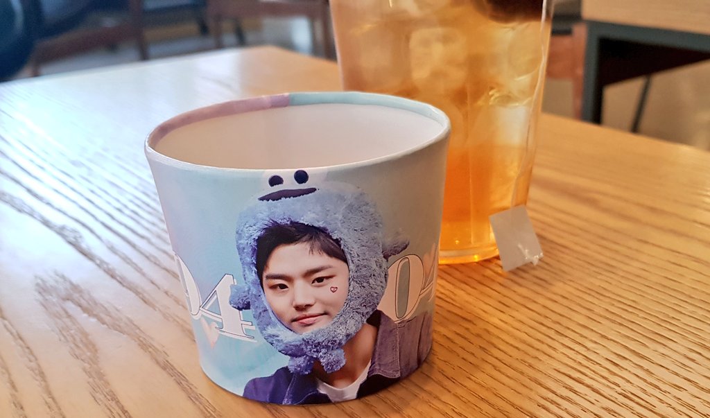 lote99's tweet photo. @wantyou_HS 
20SPACE 들려서 홍석이 컵홀더 받았습니다. 귀여운 컵홀더 감사합니다. 소중한 컵홀더를 직원분이 아이스컵에 꽉 끼워주셔서 속상😭 잘 빼서 소중히 들고 왔습니다:)
#HAPPY_BDAY_HONGSEOK 
#너를담은봄_홍석아생일축하해 https://t.co/hat49AkgkJ