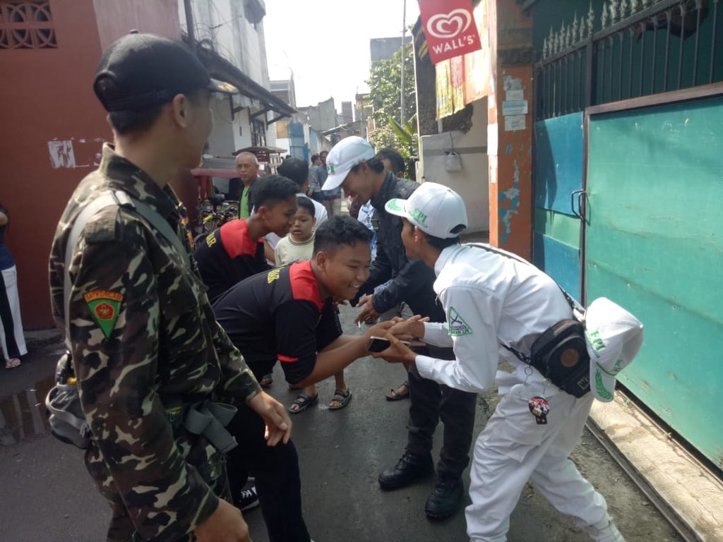 lyapedia's tweet photo. Di Bandung, TPS dijaga TNI, Polri dan Banser supaya warga bisa nyoblos dengan tenang

Kedatangan pasukan Hakim Roda Mas, silaturahmi utk kemudian pulang 

Hati² ya lur https://t.co/tvUp5eT0Pr
