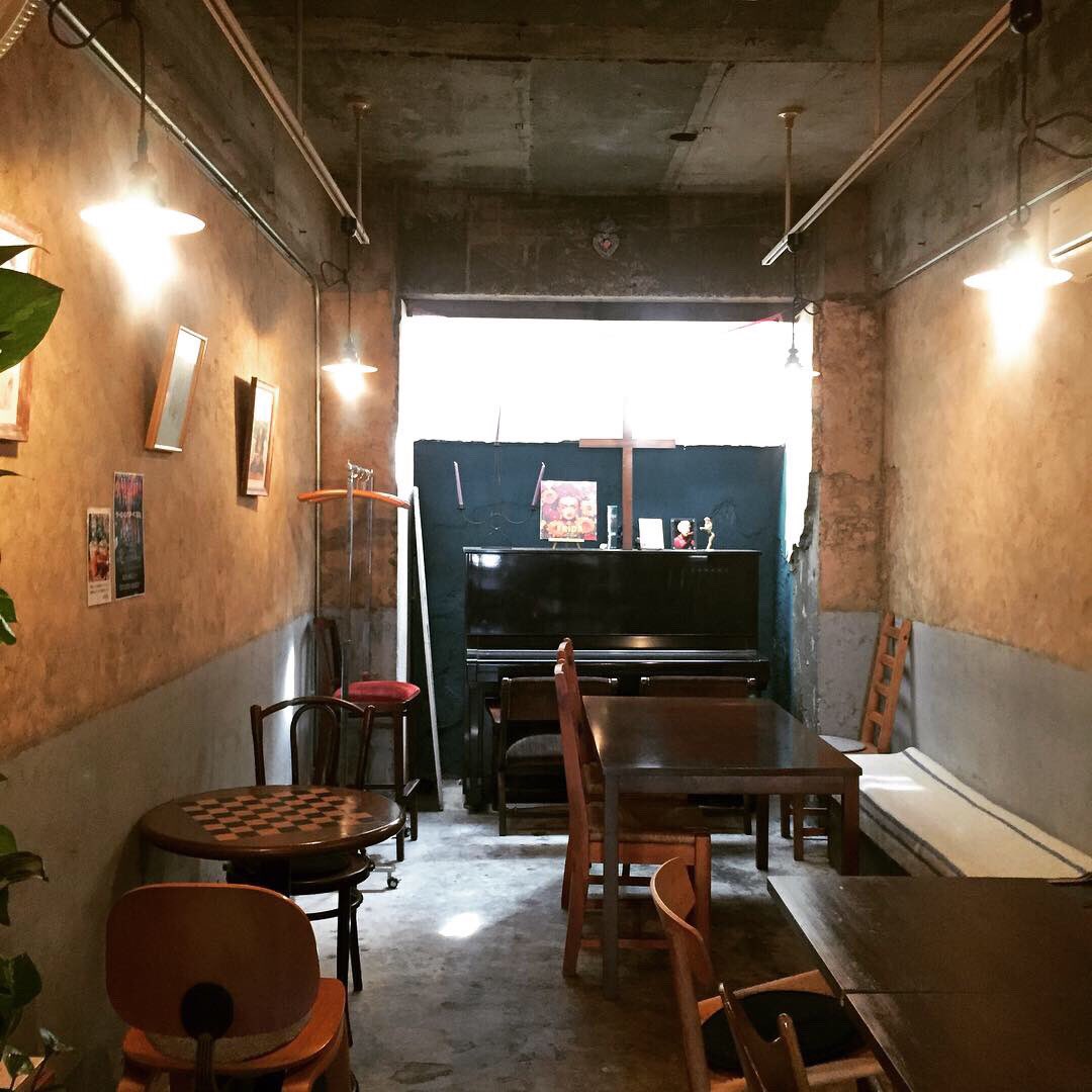 crazybenchan's tweet photo. 昨日は先輩のお店「フリーダ」へ。
マスターは中学の一つ上の先輩であり幼馴染でもある。
ここに来ると色々な方々に会える。素敵な空間。早速、会いたい人にしっかり会えた!真木子さん!!お話出来て嬉しかったです!
#フリーダ #frida #CAFEFRIDA #前橋千代田 #群大附属中学校 https://t.co/wimbIQARaQ