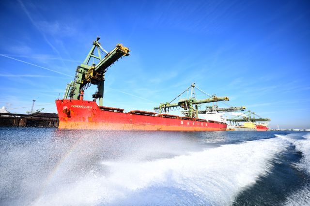 Havenvereniging's tweet photo. Een leven lang leren … 
dus ook over de @PortofRotterdam bij de #QuickPortScan op 22 mei. Schrijf je snel in https://t.co/FB6w2dQF8y en leer over veiligheid, douane, innovatie, industrie en containers van  @deltalinqs @ECTRotterdam @Vr_RR @LyondellBasell @smartestport @RPPC1933 https://t.co/MhIa8BPtb7