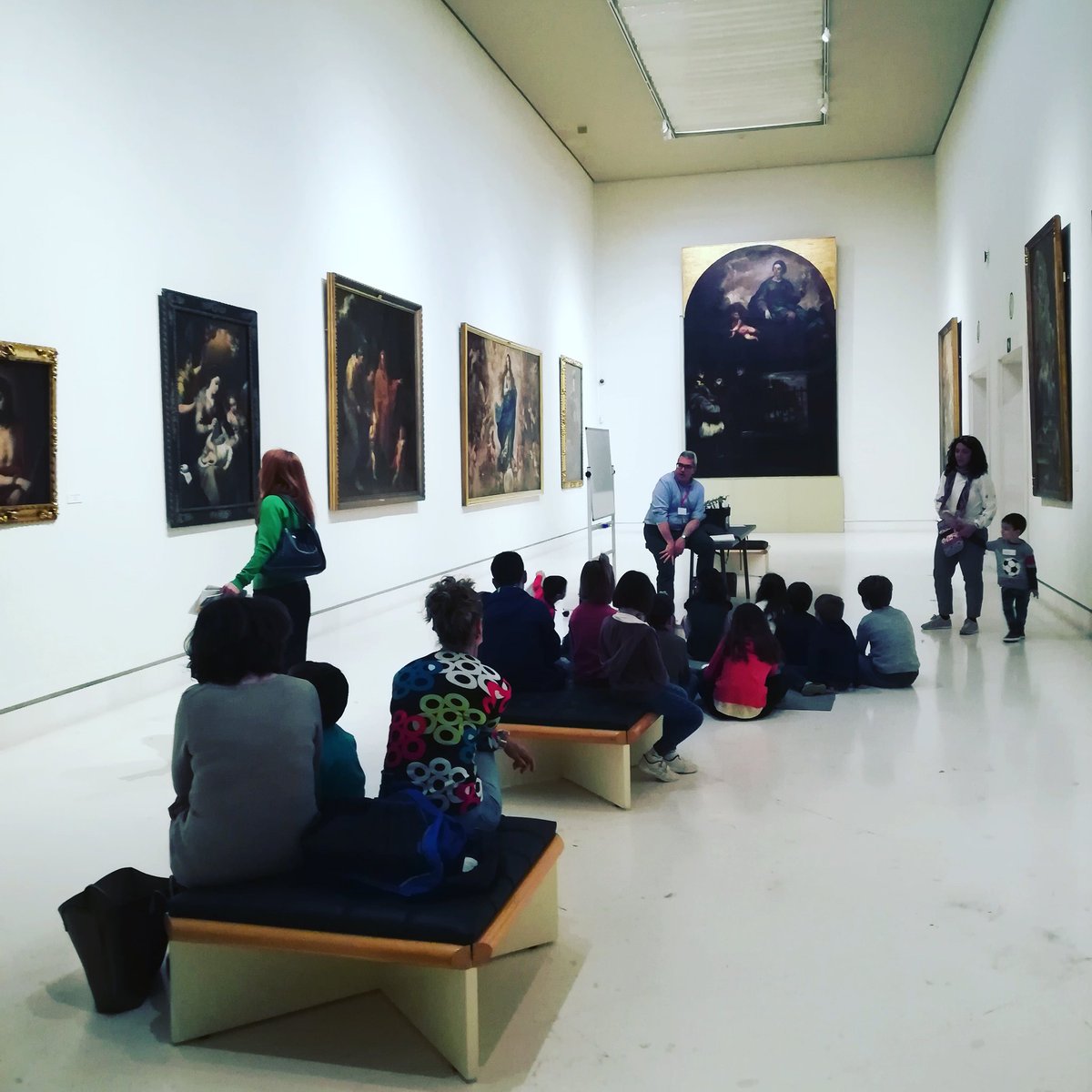 Los más pequeños aprendiendo a pintar como #Murillo (como #Murillo con su edad😉) en el taller que os proponemos esta #SemanaSanta