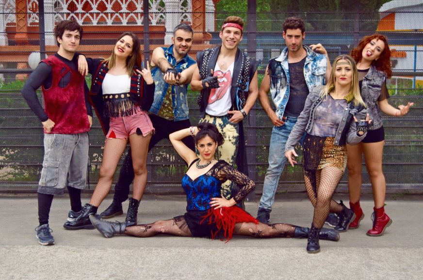 patraccionesmad's tweet photo. ¿Te vas a perder el espectáculo musical 'Dancing in the street'? Canta al ritmo de temazos del rock&amp;pop junto a nuestros bailarines 
🕺 #SemanaSanta2019
https://t.co/gDZEQD8YaN https://t.co/BuYZozRXxx