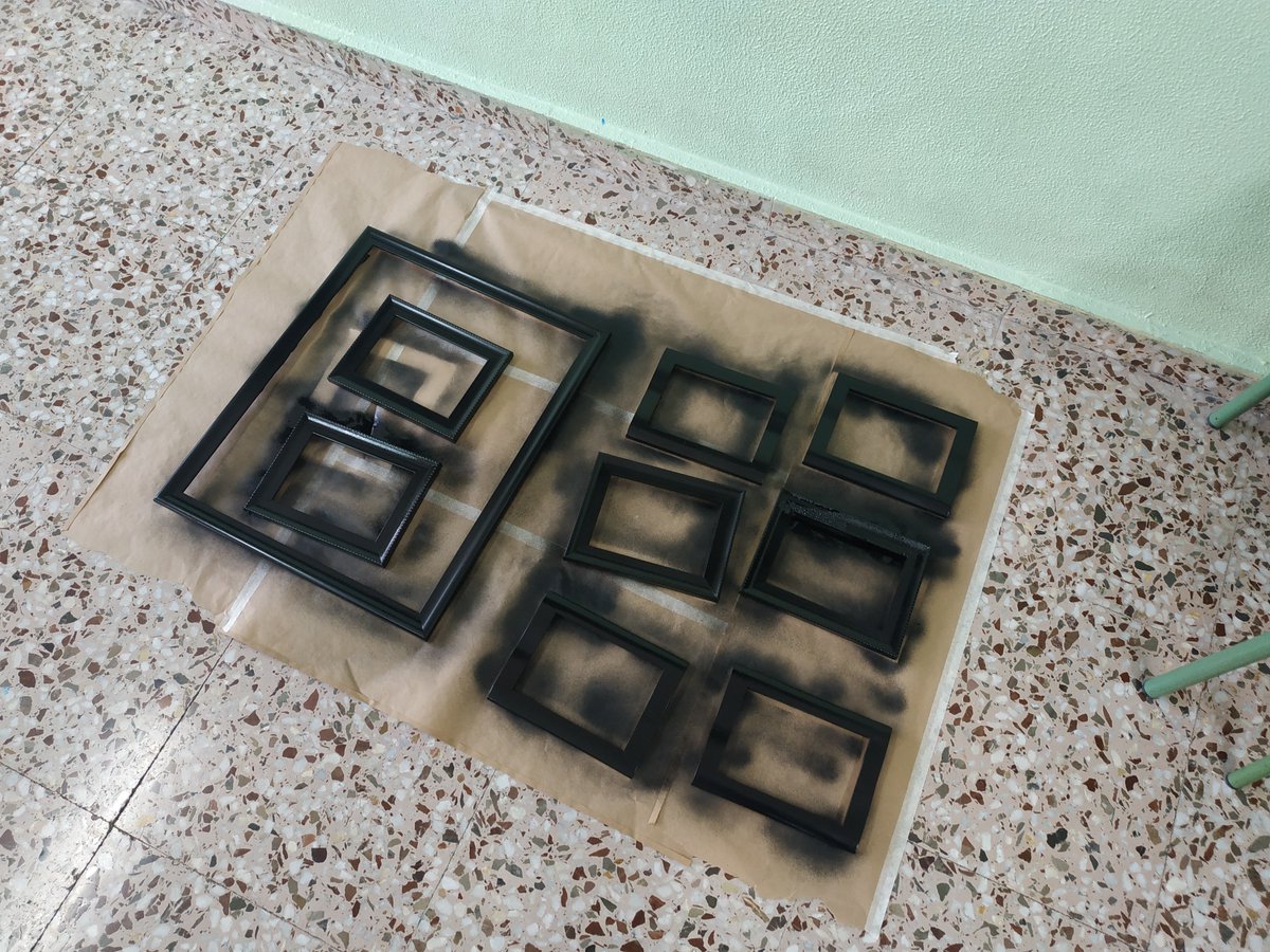 D_MaestroTorres's tweet photo. #CuentoRmodelArts: #Reducir #Reciclar y #Reutilizar es el objetivo de esta actividad en el #ProyectoInnovación #RmodelARTS, customizando los marcos y recortando el #PapelArrugado para crear esta #composición en la #biblioteca.  ,  #IDYENSEÑAD @Educarm @AdelaMCacha #ArteAbstracto https://t.co/YK66fQBTdi