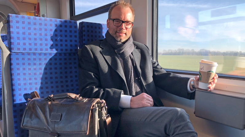 burda_news's tweet photo. Es ist 8 Uhr morgens, und Michael Fischer, CEO der #AdtechFactory, kreist in einem Flugzeug über dem Münchner Flughafen, während ich auf ihn im Terminal warte, um ihn im Rahmen der Serie „Willst Du mit mir gehen?“ zur Arbeit zu begleiten https://t.co/PAFespvTmq https://t.co/5PuiVyNeO0