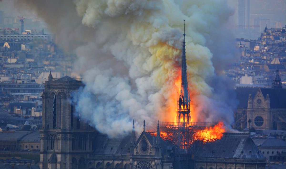 L’insoutenable banalité du feu de Notre-Dame de Paris - faceaurisque.com/2019/04/17/l-i…