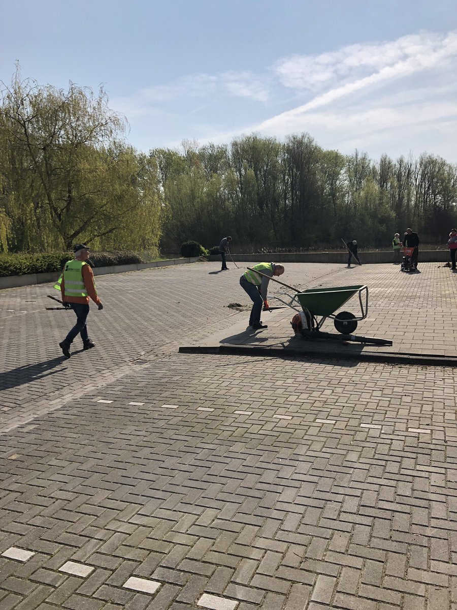 Deze huurders van @Nijestee uit <a href="/Vinkhuizen/">Vinkhuizen</a> doen al jaren mee aan de #Lentekriebelsactie.  Goeie actie!