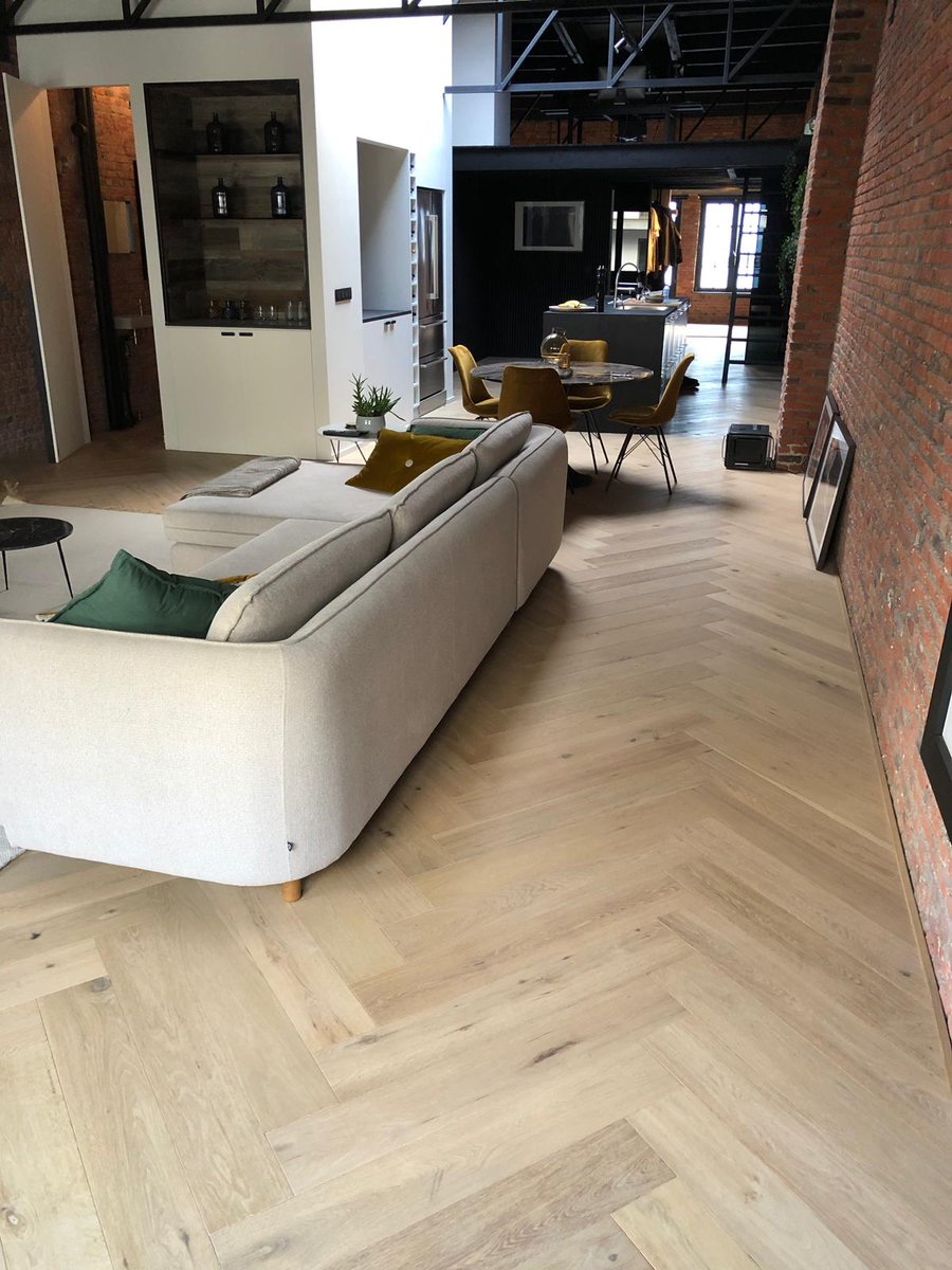 Large format engineered oak herringbone complete 😍 #flooring

Samples 👉 bit.ly/2I7exYn

<a href="/Exterpark/">Exterpark</a> Yvyra Wood Floors #design