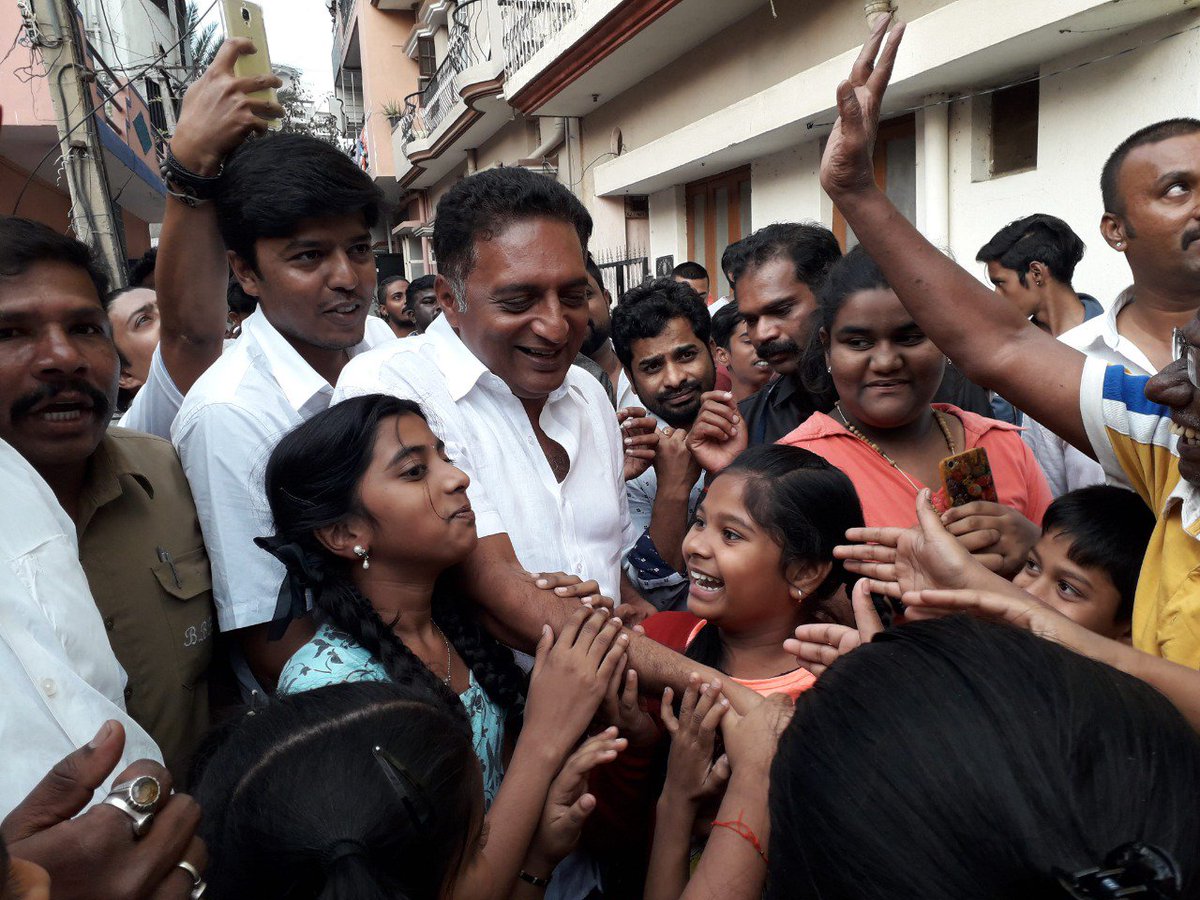 PoojaDec10's tweet photo. Bangalore Central! You've got one more day till you can vote for your representative in the Parliament! I for one would want a candidate willing to listen to his citizens and genuinely solve their problems! 
#Prakashraj4Parliament https://t.co/N5y5JeDoXU