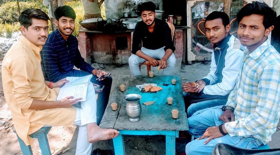 surajawadh7's tweet photo. #BharatVijayAbhiyanGondaUp
 #BharatVijayAbhiyanGondaUp
 #BharatVijayAbhiyanGondaUp
छात्र कल का नहीं आज का नागरिक है 
और अ���ने नागरिक  कर्तव्यों को  निभाएगा https://t.co/TMcBGeloKC