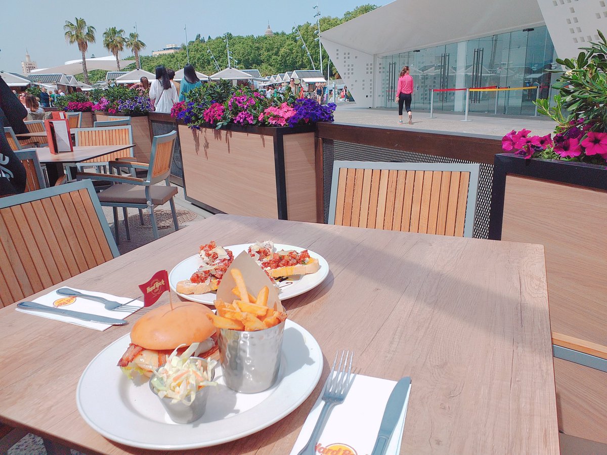Cada vez nos apetece más comer en la terraza. Y si encima hoy tocan Balsamic Tomato Bruschettas y Honey Mostard Chicken Sandwich... ¡mucho mejor! 

#LunchTime #ThisIsHardRock #HRCMalaga