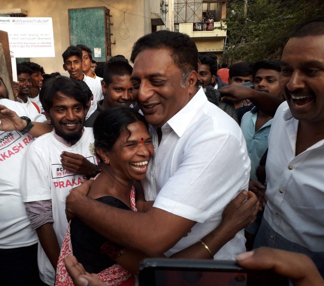 PoojaDec10's tweet photo. We are THIS close to having an MP who cares about whether his fellow people are secure and prosperous!
Think Maadi, Vote Maadi.
Whistle Ge Vote Haaki!
#Prakashraj4Parliament https://t.co/ACykvJxpgV