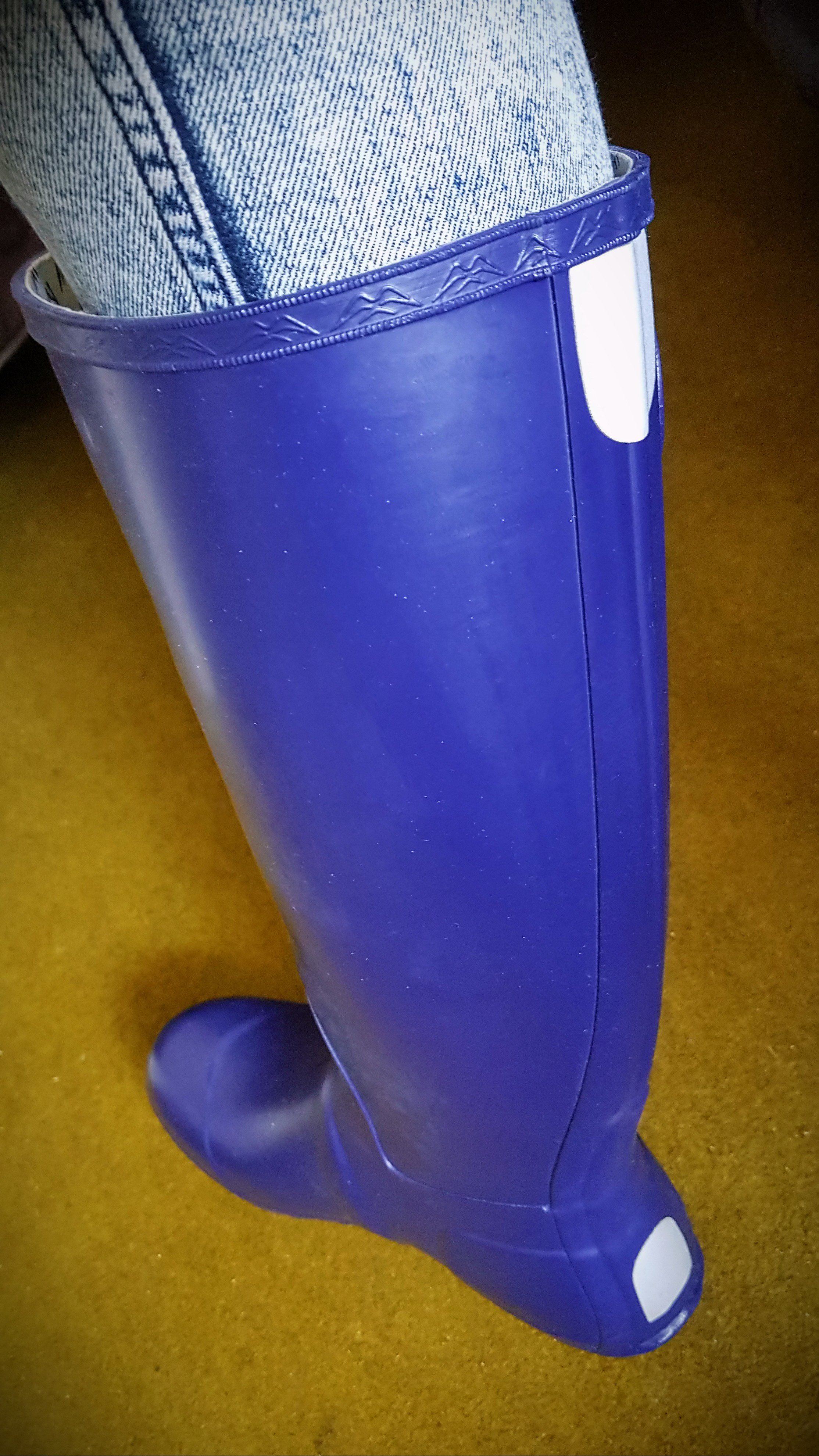 John on X More pictures of my new Hawkridge wellies. They are manufactured at the same plant in China as Hunter wellies are made. Of course these are made of real rubber