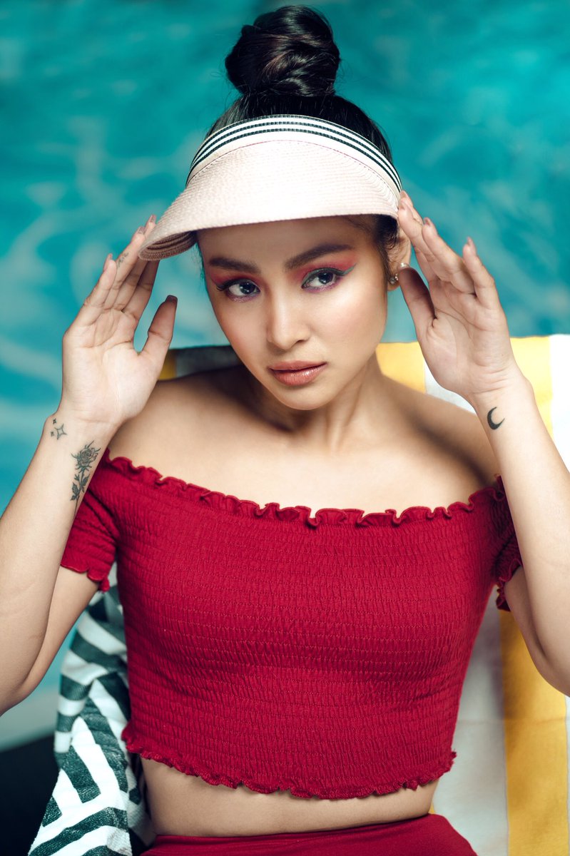 lustrousph's tweet photo. Vacation starts today! 🌞 Serve some beach babe vibes like Nadine and have maximum fun under the sun!

What are your #EverydayLustrous essentials ladies? ✨ https://t.co/yRUyIZYrUa
