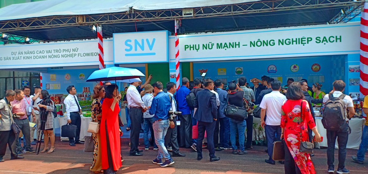 Deputy Prime Minister Vuong Dinh Hue visited the #flownl booth in Ho Chi Minh city. He praised the support of #SNV in #empoweringwomen to lead business start-ups that significantly contribute to building the #climateresilience of Vietnamese agriculture.