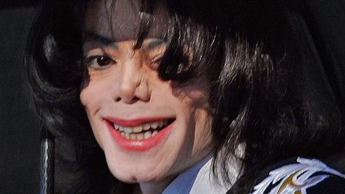 dubbobit's tweet photo. Using the same basic approach adopted by #MichaelJackson apologists - the selective thinking, the trumpeting of trivialities, the conspiracy paranoia, and the wilfull ignorance - I believe you could find all guilty people innocent.
Support #CSA survivors.
#MJGuilty https://t.co/XhkCM6vcHA
