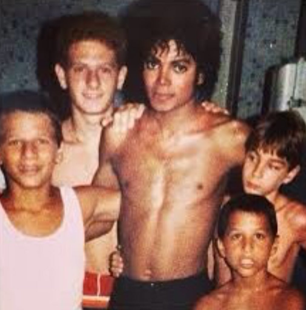 dubbobit's tweet photo. Using the same basic approach adopted by #MichaelJackson apologists - the selective thinking, the trumpeting of trivialities, the conspiracy paranoia, and the wilfull ignorance - I believe you could find all guilty people innocent.
Support #CSA survivors.
#MJGuilty https://t.co/XhkCM6vcHA