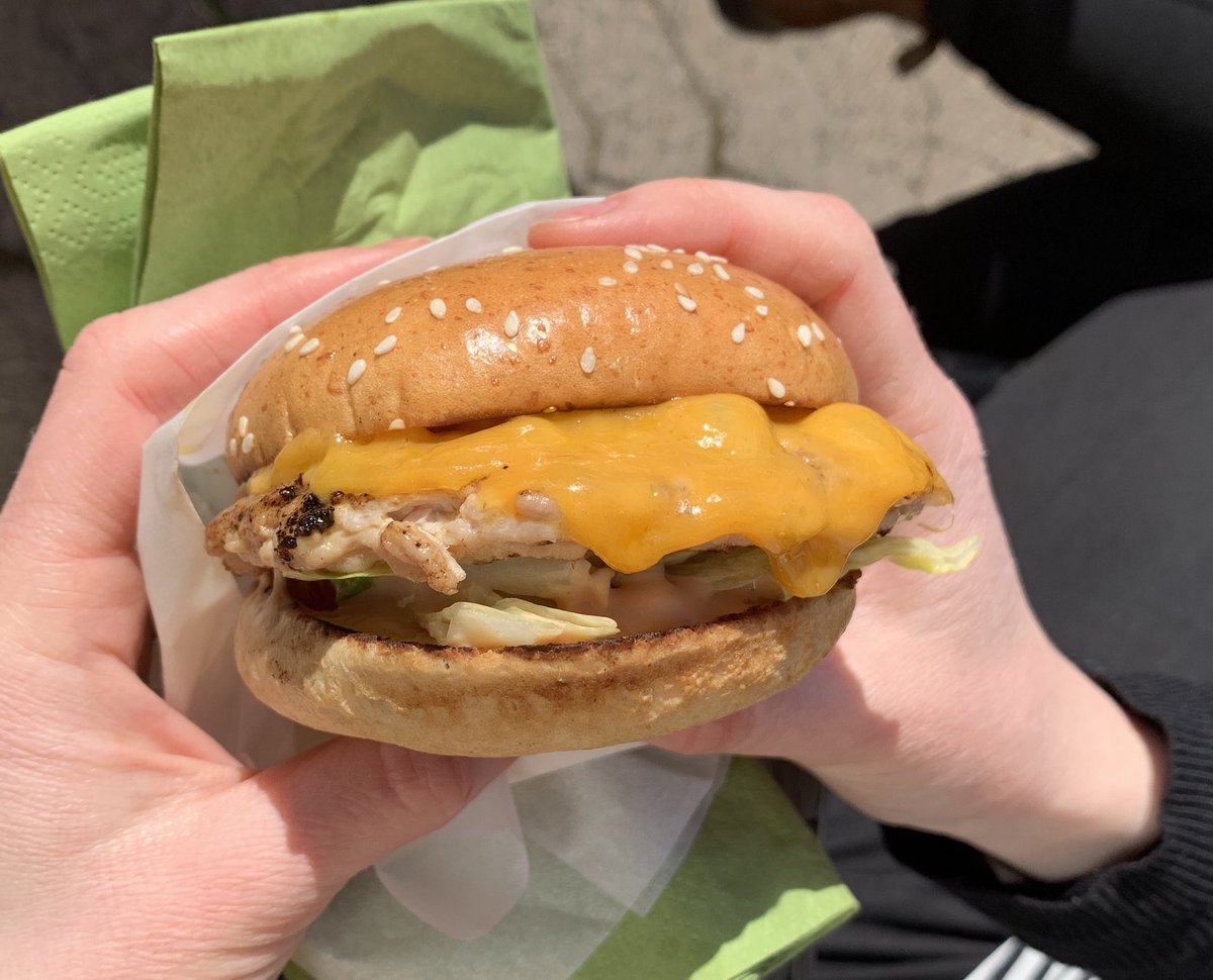 Kesäkeleistä ei koskaan kukaan tiedä varmaksi mitään sanoa, mut sen tiedän et tulossa on kaikkien aikojen #burgeri #kesä 😎🍔☀️!!! #theBRGR #LilBRGR