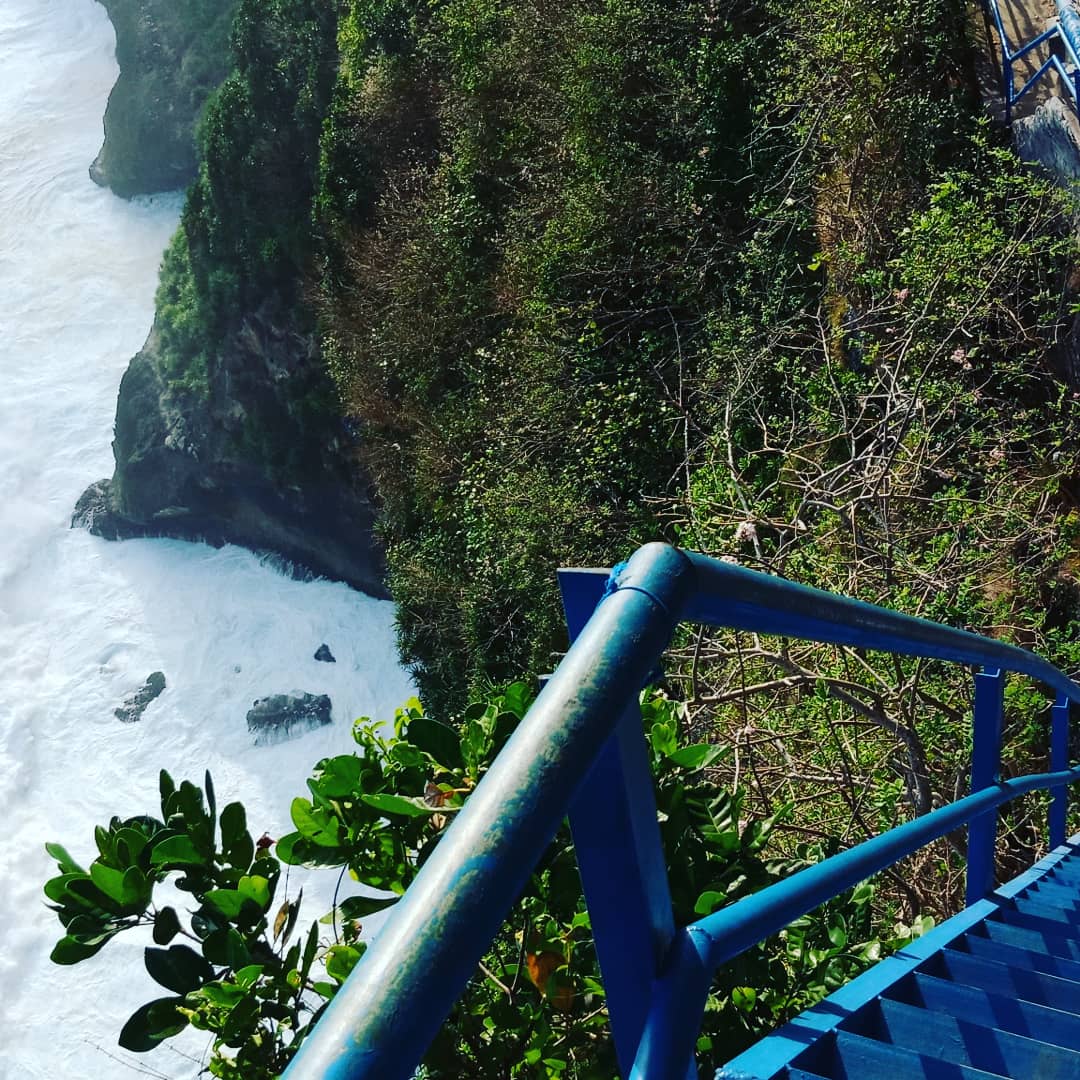 YannKimplay's tweet photo. 🔜 Vlog "Nusa Penida bleu"
Vendredi à 19h, je vous emmène faire une plongée de folie à Nusa Penida avec Karma Diving.
Des fonds splendides🐟🐙 et de magnifiques raies manta😉
Ensuite direction ces fameuses marches bleues...pour LE MEILLEUR moment terrestre. Qui veut du rêve? 😊 https://t.co/n1MzFqSwq2