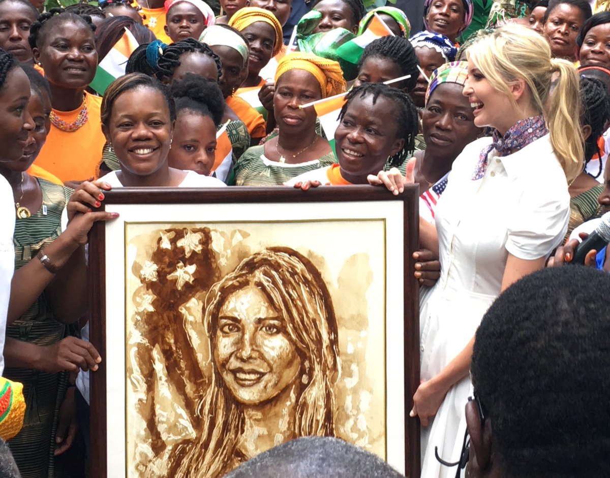 ⁦<a href="/IvankaTrump/">Ivanka Trump</a>⁩ reçoit son portrait en chocolat offert par les fermières de la coopérative de cacao Cayat à Adzopé, Côté d’Ivoire