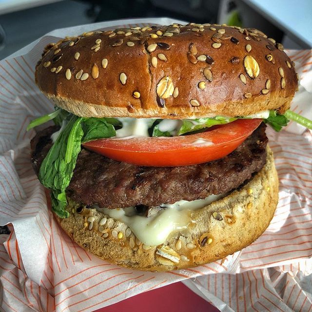 Riiiimms's tweet photo. Something light coming up your wayyy🧘🏻♀️❣️
.
.
Slim burger at @mrbrownlb 🍔
Loved IT!😍
.
.
#sofuneating #instafood #burger #healthy #lightburger #delicious #loveit #burgerholic #mrbrownlb #beirut #lunch #cravings #foodie #lebanesefoodies https://t.co/5n3forcnBF https://t.co/wZEvsTmyMW