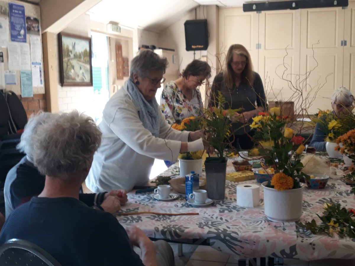 west_oudehaven's tweet photo. Gisterenmiddag was de eerste mantelzorg Ont-moe(t)-ing! Er werden mooie paasstukjes gemaakt onder het genot van een kopje koffie of thee.
#zaandam #mantelzorg https://t.co/C2fRy19ev4