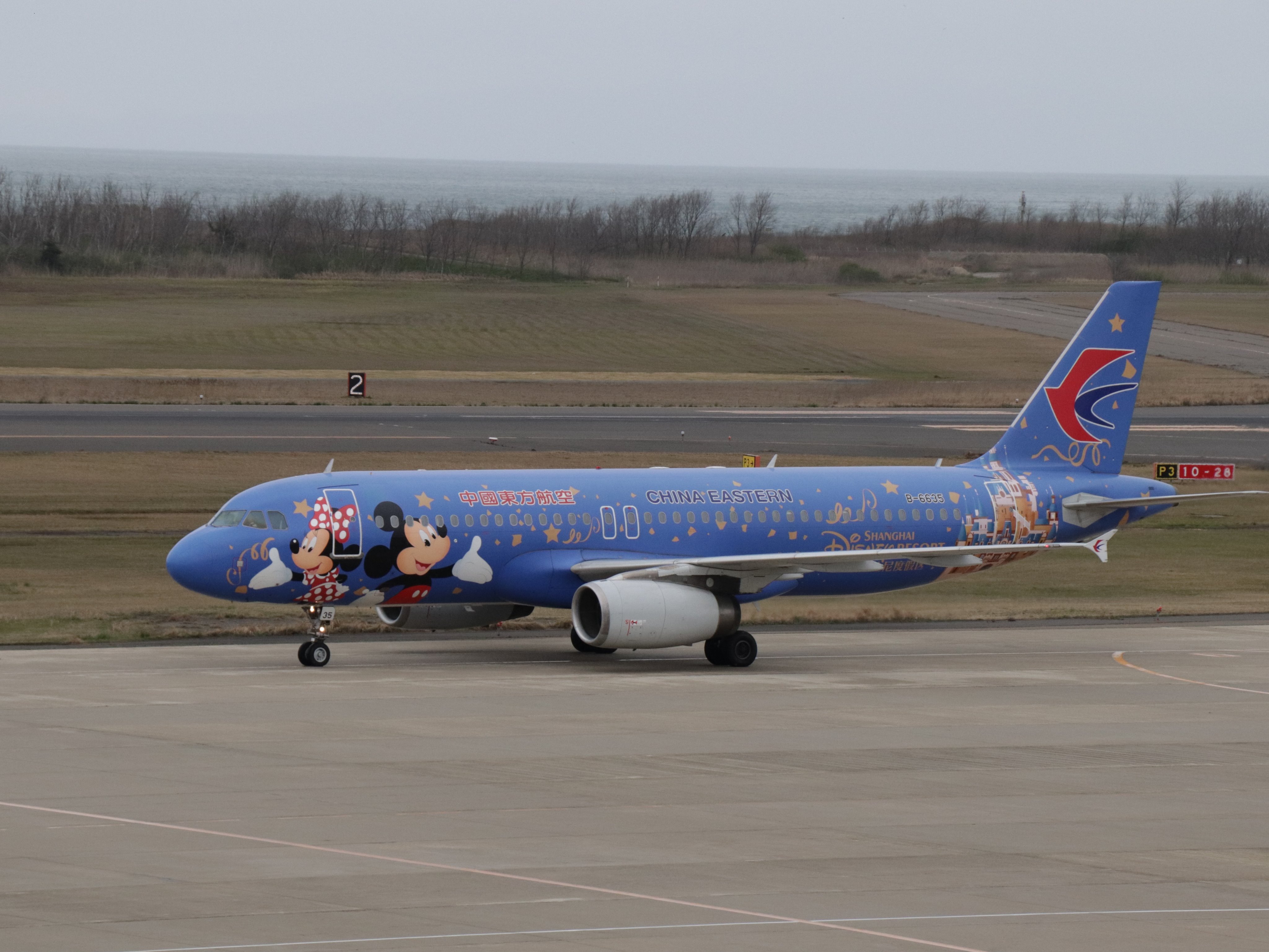 新潟空港 ディズニー塗装機 新潟に 4 土 5 4 土 運航予定 中国東方航空 新潟 上海線 新潟には13 10到着 14時出発の予定です 空港まで 会いに来て V 新潟から上海へは 水 土曜の週２往復運航中 ツアーも色々ございます 新潟