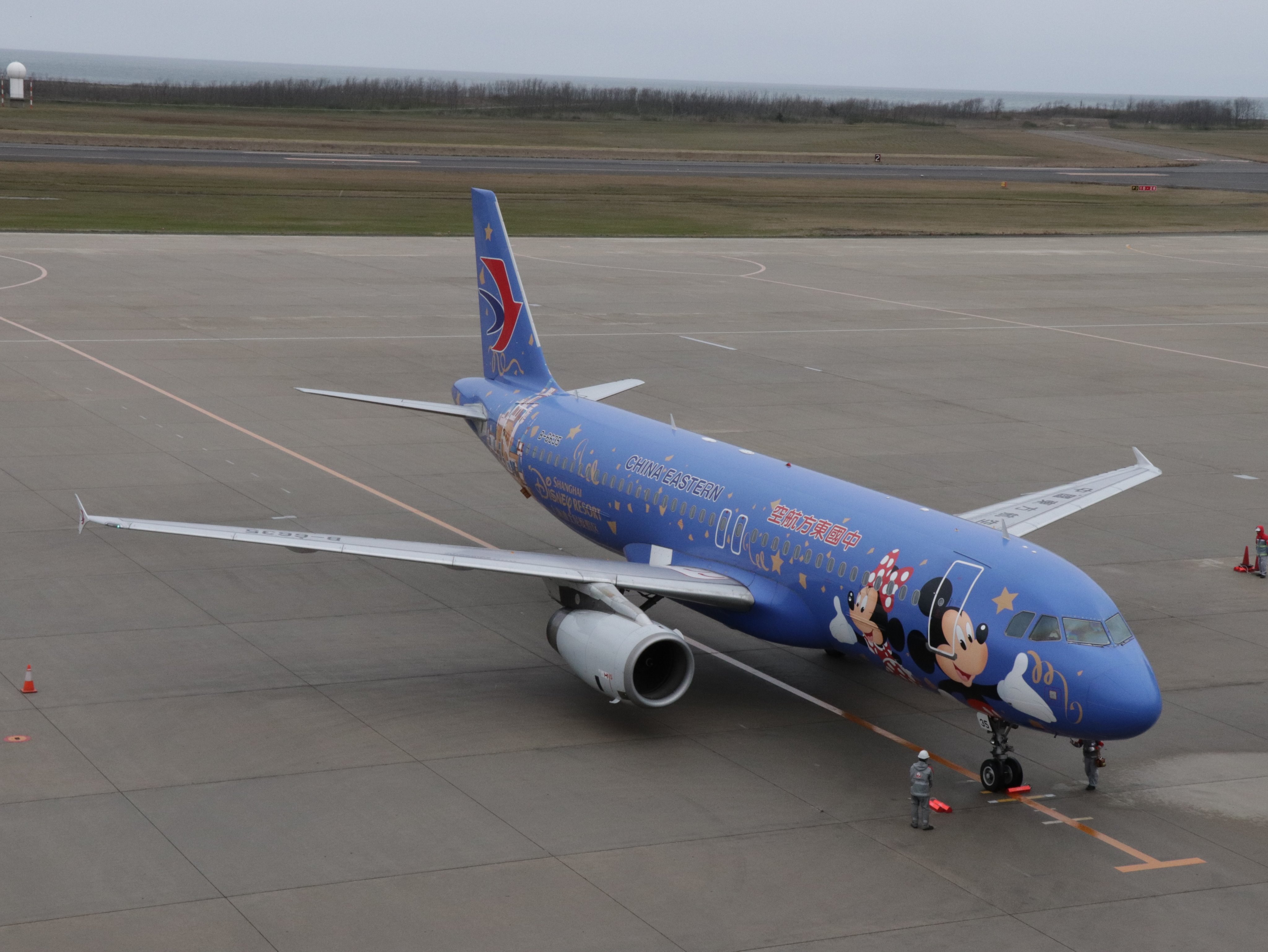 新潟空港 ディズニー塗装機 新潟に 4 土 5 4 土 運航予定 中国東方航空 新潟 上海線 新潟には13 10到着 14時出発の予定です 空港まで 会いに来て V 新潟から上海へは 水 土曜の週２往復運航中 ツアーも色々ございます 新潟