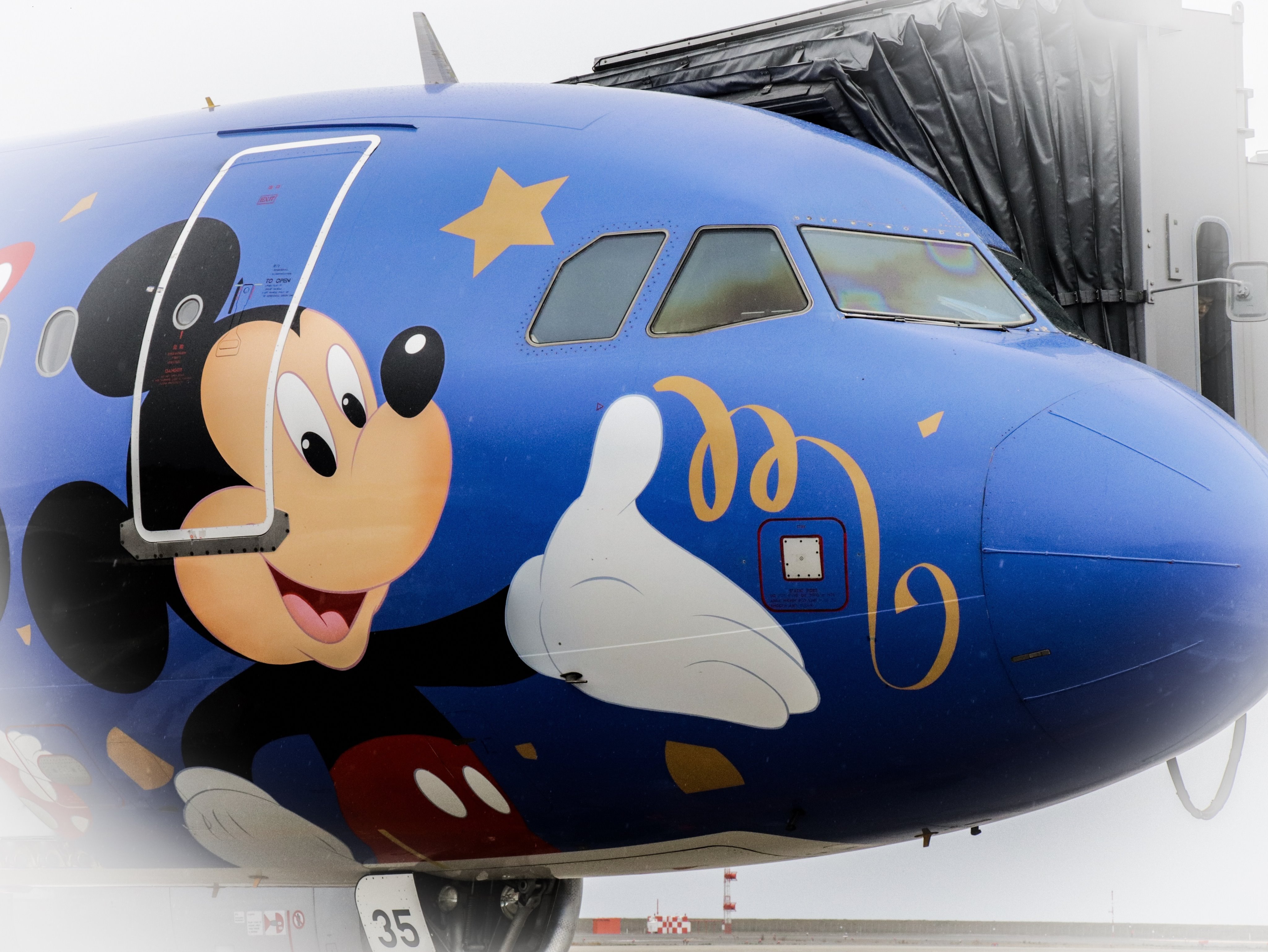 新潟空港 ディズニー塗装機 新潟に 4 土 5 4 土 運航予定 中国東方航空 新潟 上海線 新潟には13 10到着 14時出発の予定です 空港まで 会いに来て V 新潟から上海へは 水 土曜の週２往復運航中 ツアーも色々ございます 新潟