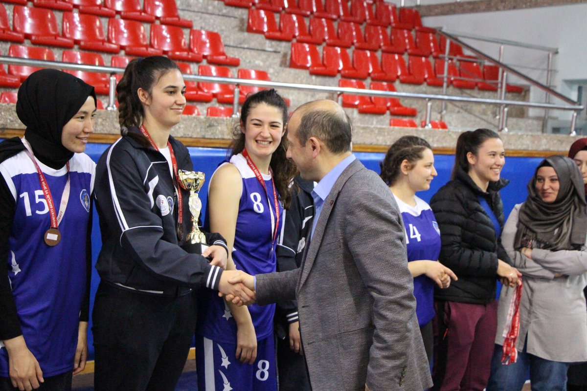 DuzceKYGM's tweet photo. #KYKTurnuva
Ev sahipliğini yaptığımız 33. İller Arası Bayan Basketbol Turnuvası 2. grup eleme maçları sona erdi.

Turnuvada derece alan;
🥇@KYK_Edirne 
🥈@KYK_Kocaeli ve
🥉@KYK_Kirklareli 
takım oyuncularımız ve antrenörleri, 🏆ödüllerini İl Müdürümüzün elinden aldı.
Tebrikler!👏🏻 https://t.co/7n0Eai0Bpx