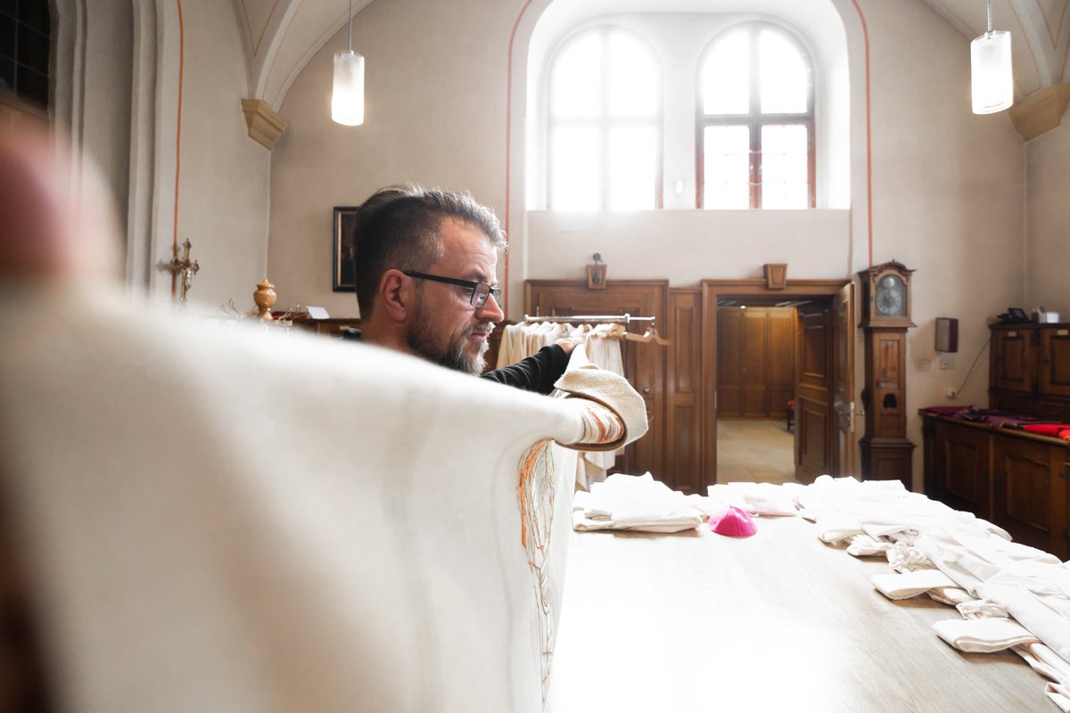 BistumBamberg's tweet photo. Die Vorbereitungen für die heutige #Chrisam-Messe laufen auf Hochtouren! Unsere Dommesner haben am Morgen die Gewänder für das Domkapitel und die Diakone gelegt, die am Gottesdienst teilnehmen, sowie die Chrisam-Öle gemischt. Herzliche Einladung in den #BambergerDom um 18 Uhr! https://t.co/rItGU32Wmm