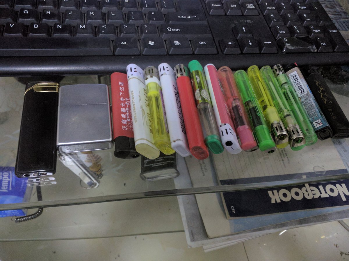 ChiangDecostone's tweet photo. Make up my room, find so many lights 😂😂😂 https://t.co/cvOM954FTH