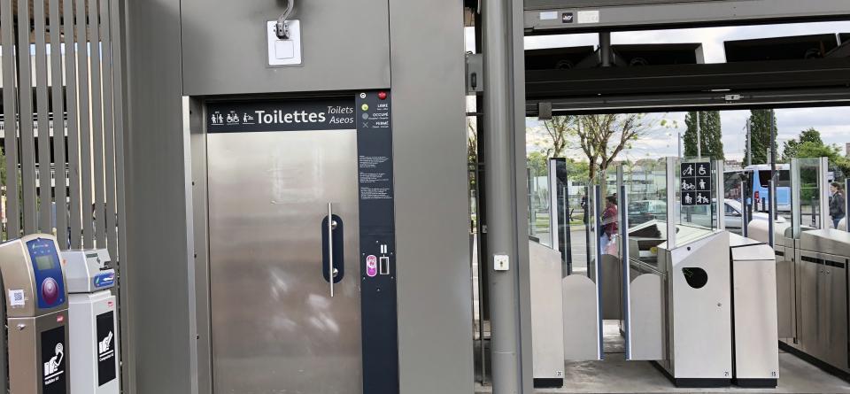 Île-de-France Mobilités valide le déploiement de toilettes dans 48 gares supplémentaires d’<a href="/iledefrance/">Région Île-de-France</a>. Accessibles gratuitement avec un titre de transport, elles sont automatiques et #accessibles. En 2021, 230 toilettes auront été installés pour le confort des voyageurs
