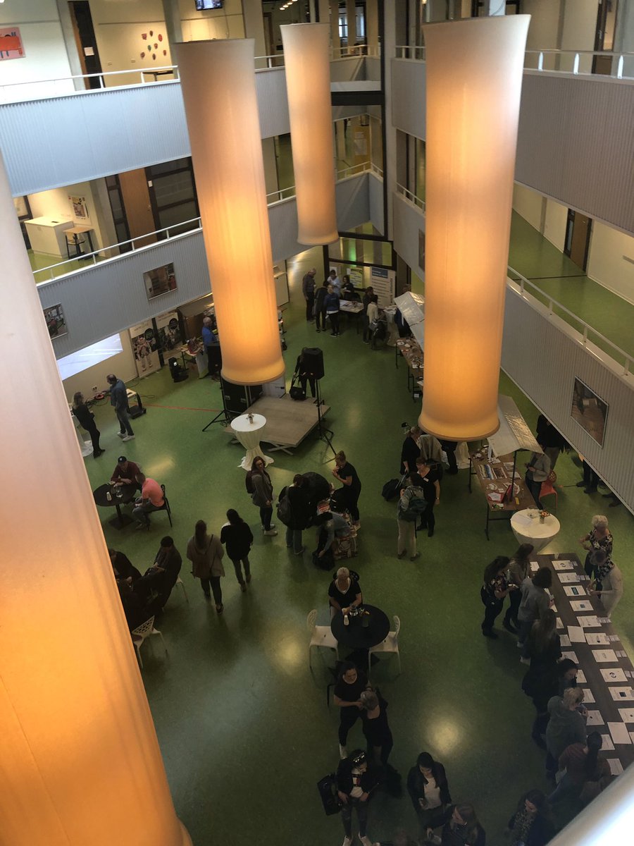 Nog even en het middagprogramma gaat van start. Tussendoor kunnen de gasten een bezoek brengen aan onze informatiemarkt.