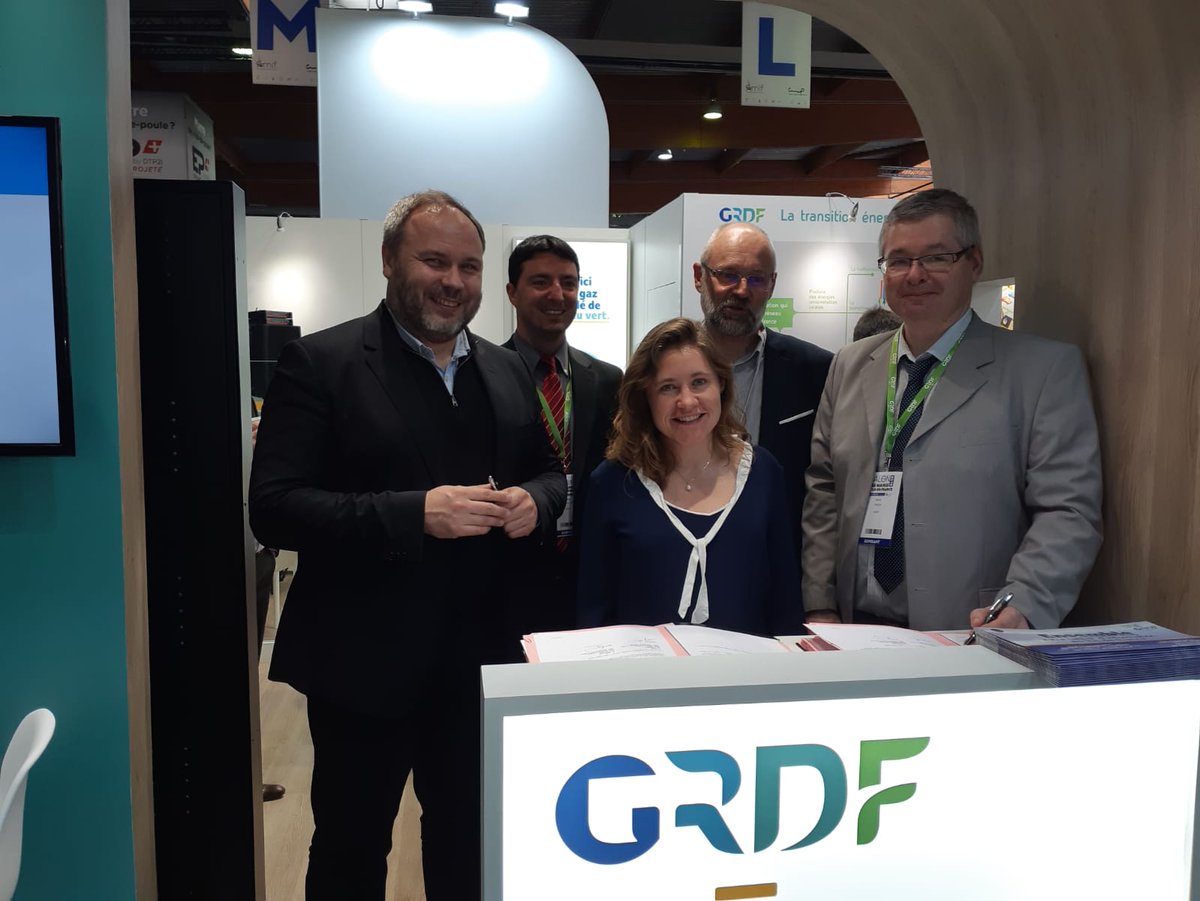 Perrigault_C's tweet photo. Signature d'un partenariat avec la @Sevesc_Seop au salon de l @AMIF_asso pour une production innovante de #GazVert sur le territoire de @sqy  #pyrogazeification #EconomieCirculaire #TransitionEnergetique En route vers 100% de #gazrenouvelable en 2050 https://t.co/6kMBLmG7tp
