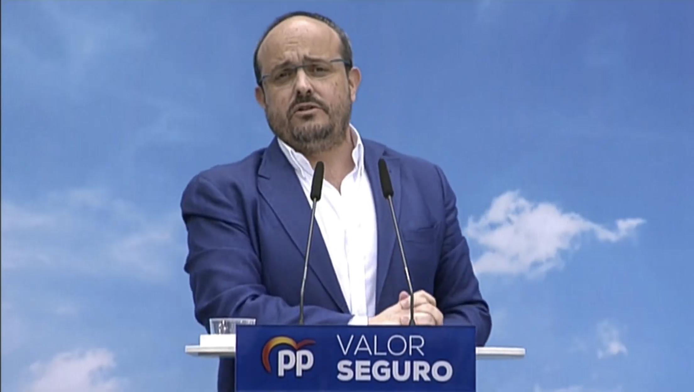 Juan Diego on "“No pasarán” fue y es un símbolo contra el fascismo. Tras “pasar” hubo en España 40 de Este hombre identifica a su partido con ese