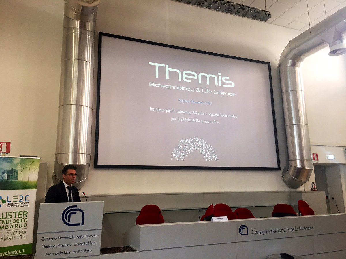 LE2Cluster's tweet photo. Pitch delle migliori start up del settore Circular Economy: Promoter e Themis. @LE2C e @gruppocap consegnano il premio a Themis! #10YearsofLE2C #EUCLUSTERWEEKS https://t.co/BpWxmoItVs