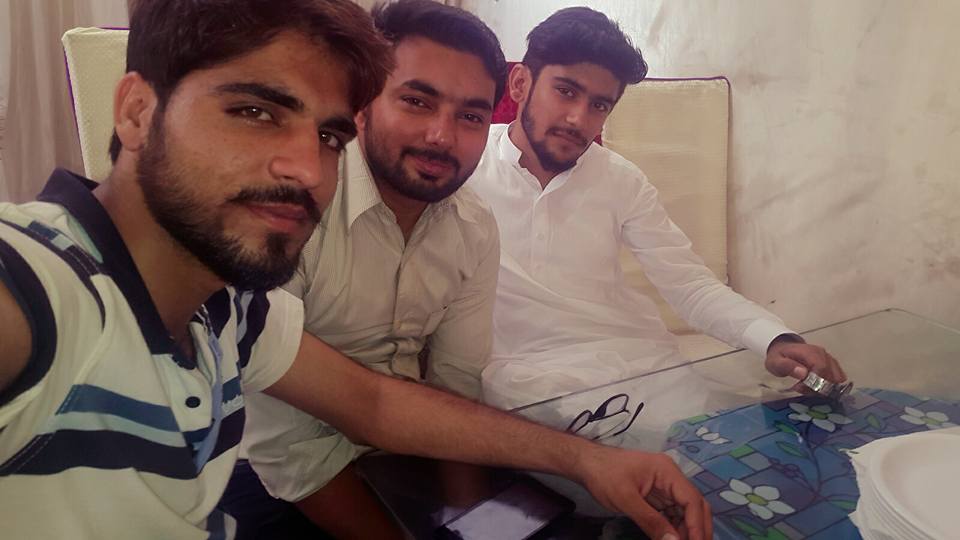 LemeEngineer's tweet photo. @hellloWorld__ Happy Birthday Jani.Teyra time bhe aey ga.
#GroupFellow #ClassFellow
#FypFellow #FightFellow
Or Jani treat ? https://t.co/qkQMPlS5dy