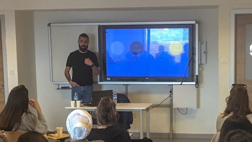 bau_iletisim's tweet photo. Reklamcılık Bölümü'nde dün Dr. Öğr. Üyesi Önder Yönet yönetimindeki Reklamda Müşteri İlişkileri Yönetimi dersine Sesli Harfler Linked by Isobar'dan Müşteri Grubu Başkanı Yağmur Erdoğan konuk oldu. Dijital mecralarda müşteri ilişkileri yönetimini ve mesleğin geleceğini konuştuk. https://t.co/VwAUeuSVjZ