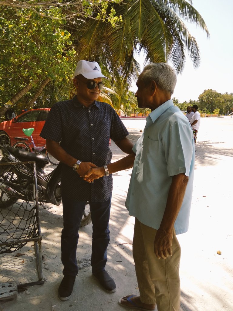 MShafeeq_7708's tweet photo. ބޮޑީގާޑެއް ކާރެއް ނެތެވެ.މެދުނުކެނޑި  ދައުލަތުގެ ޚިދުމަތުގައި 49 އަހަރާއި 9 މަހާއި 9 ދުވަސް. 65 އަހަރުން މަތީގެ ކޮންމެ މީހަކަށް ލިބޭ އިނާޔަތް ނޫން އިރު އެއްޗެއް ނުލިބޭ. 
5 އަހަރު ޓާރމެއް ހަމަކުރުމުން 35000.00 މިއީ ވެސް އިންސާފުތޯ؟
 @Bigeym @a_nadraa https://t.co/Hd5Kaq0EDY