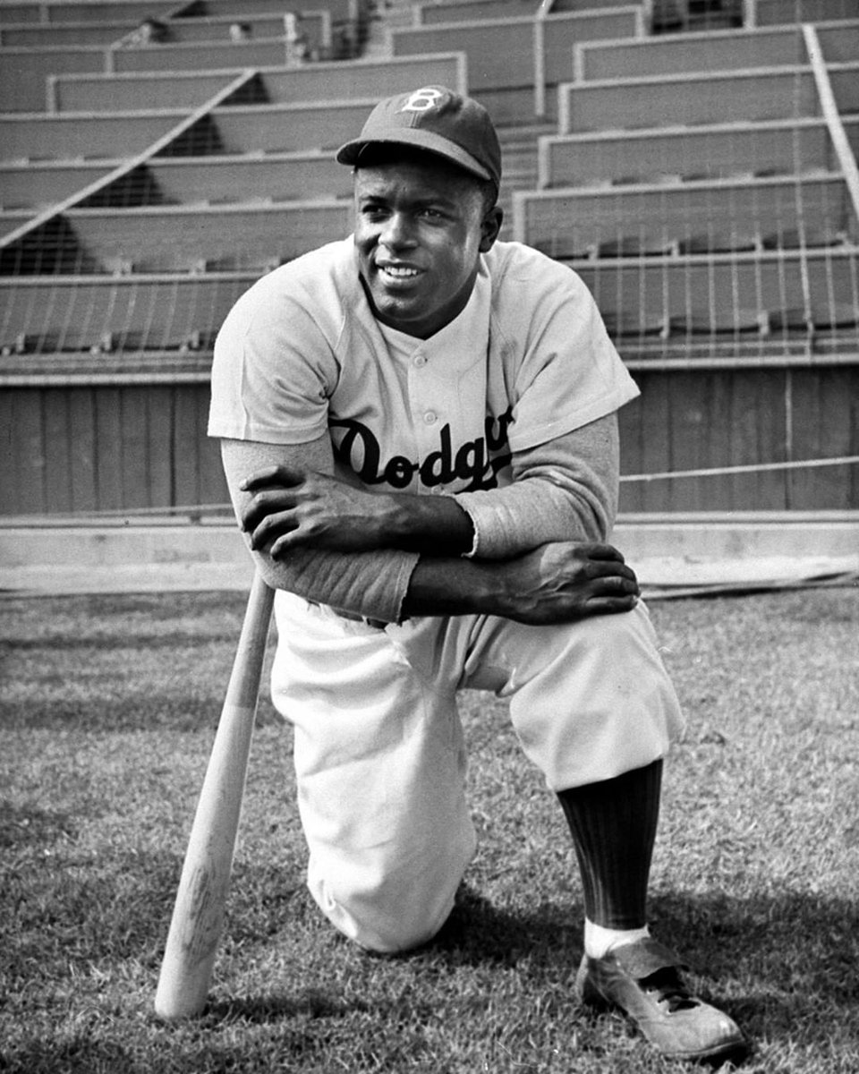 La leyenda de LIFE Jackie Robinson rompió la línea de color del béisbol cuando debutó con los Dodgers de Brooklyn en este día en 1947. (Nina Leen — La colección de imágenes de LIFE / Getty Images) #thisweekinLIFE #LIFElegend #JackieRobinson