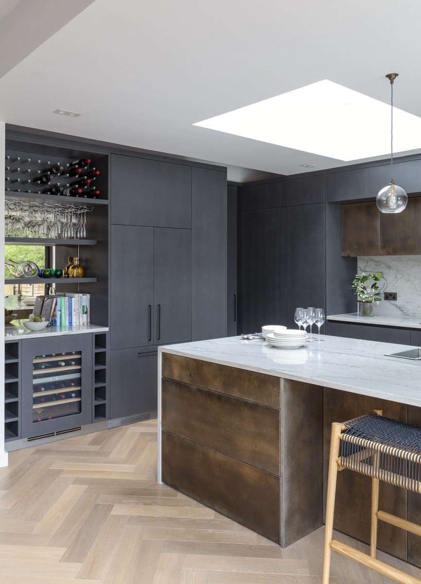 Here’s another look at this flawless design. Brass Panels are perfect solution for elegant space, where luxury meets uniqueness.
 #luxurykitchen #luxuryhome #kitchenremodal #luxury #interiordesign #bespokekitchen #metallickitchen #modernkitchen #handlesskitchen #wow #brasskitchen